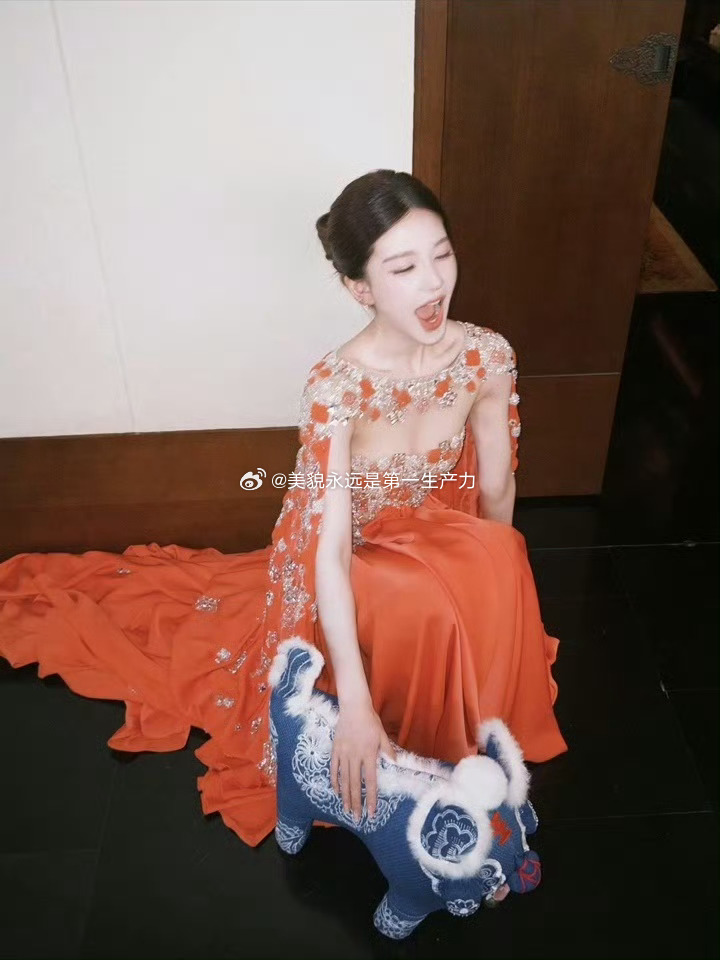 赵露思vogue活动身着高定大秀好身材，不过这个表情不太好吧…好多粉丝都是小学生