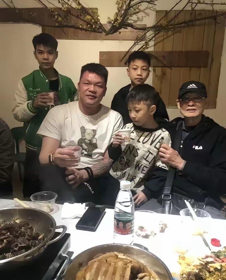 43岁朱芳雨堪称人生赢家，身兼球队总经理与大学教授，身家过亿，二婚妻子颜值出众