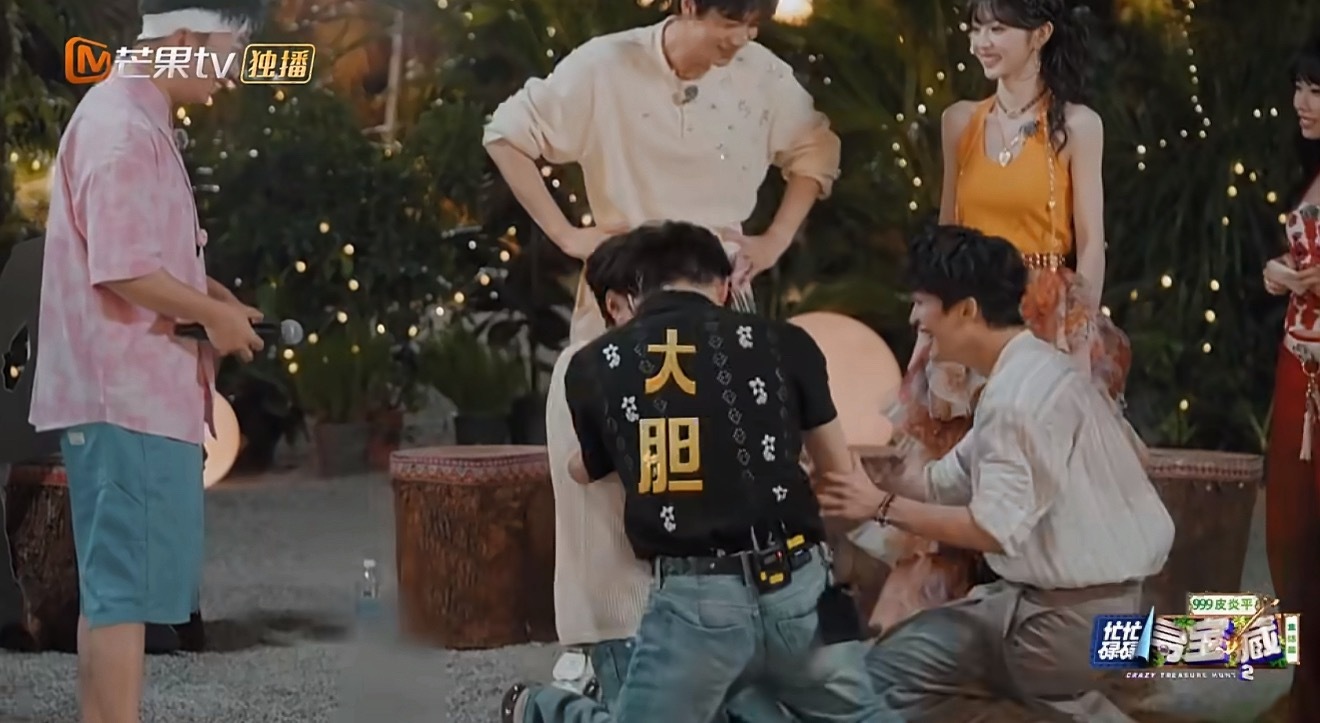 王安宇黄子弘凡给维嘉跪了王安宇黄子弘凡以为神秘嘉宾是杨迪疯狂吐槽，结果没想到是维