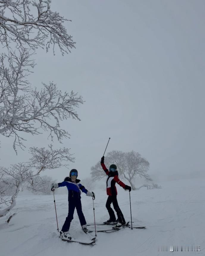 《情书》女星全慧彬和闺蜜出国滑雪，还泡了温泉，有钱有闲真好！