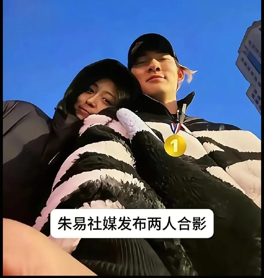 苏翊鸣官宣恋情，最高兴的人不是他的女朋友朱易，也不是他本人自己，而是他的父母。