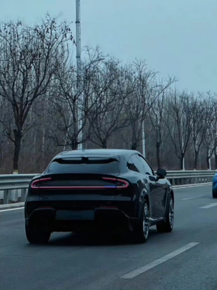 小米YU7 GT会怎么定价？50多万？还是40多万？小米YU7GT无伪装车谍照曝