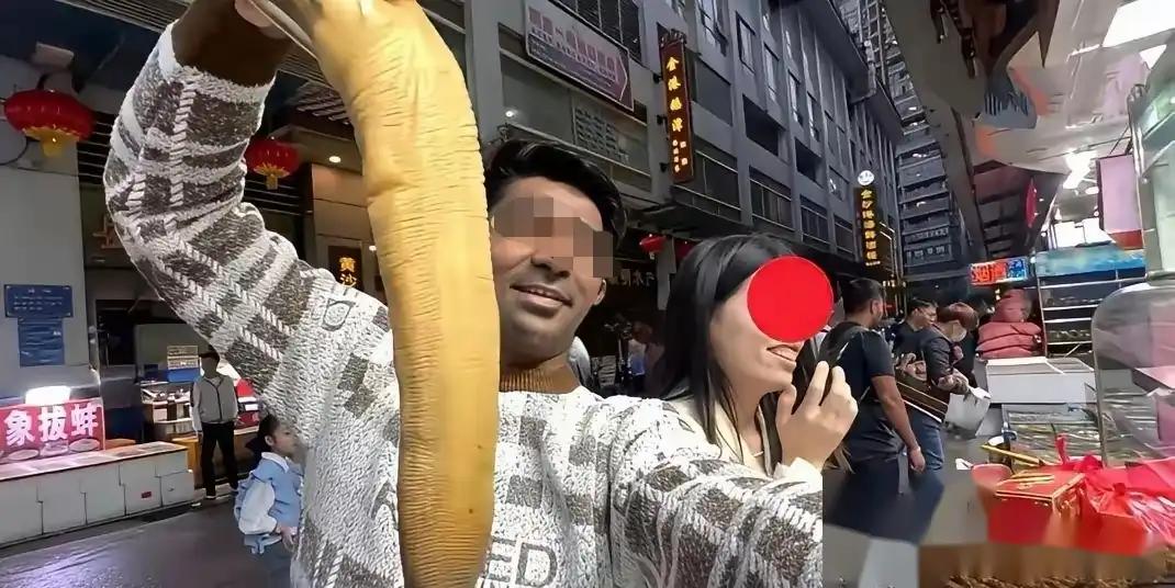 广州街头挑逗女孩的印度博主赫曼特，用象拔蚌做道具，挑逗路过的女孩。这段视频里最让