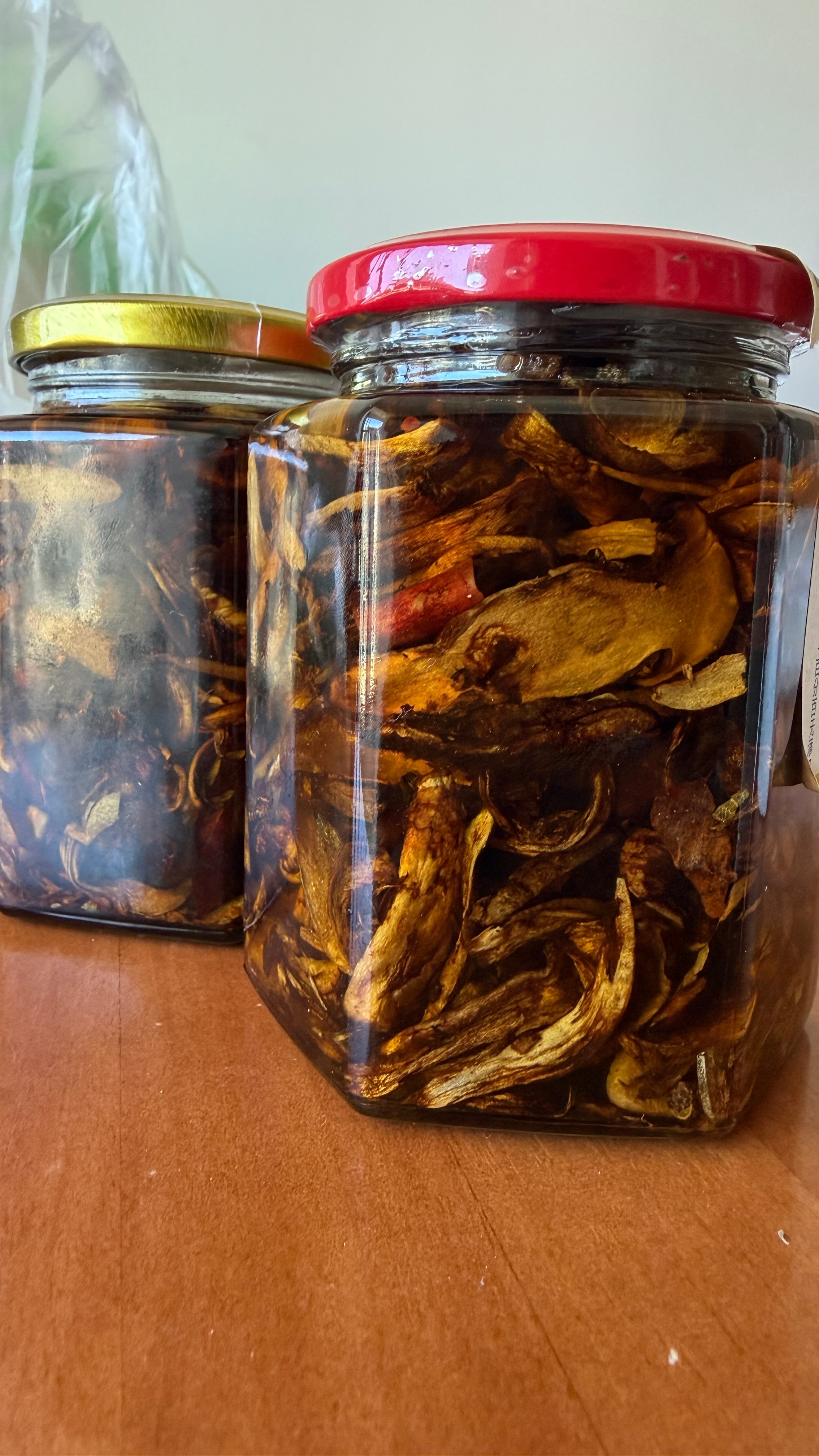 🍄🟫家里还有几瓶鸡枞油和松茸油，都是190一罐哈🫙 快递费10块，两罐就包