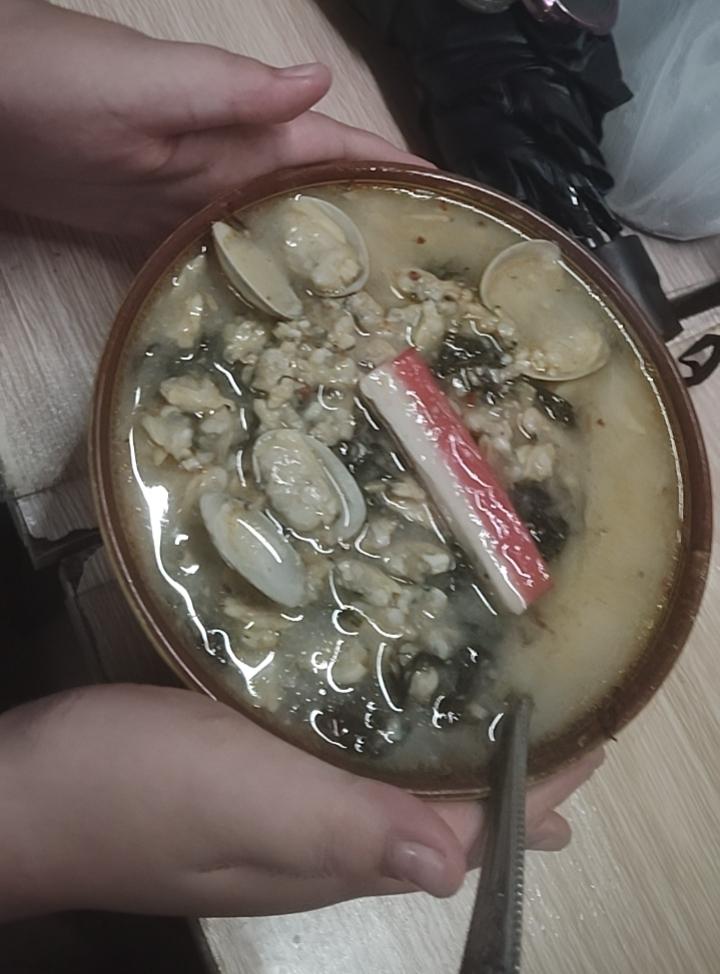 海南糟粕醋的最佳搭档是哪种食材当属海南粽子了，早上一个粽子，再来一碗酸酸辣辣的糟