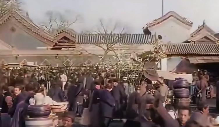 1908年的清朝百姓，从留存的历史照片里能看到太多心酸。德国建筑学家柏石曼在这一