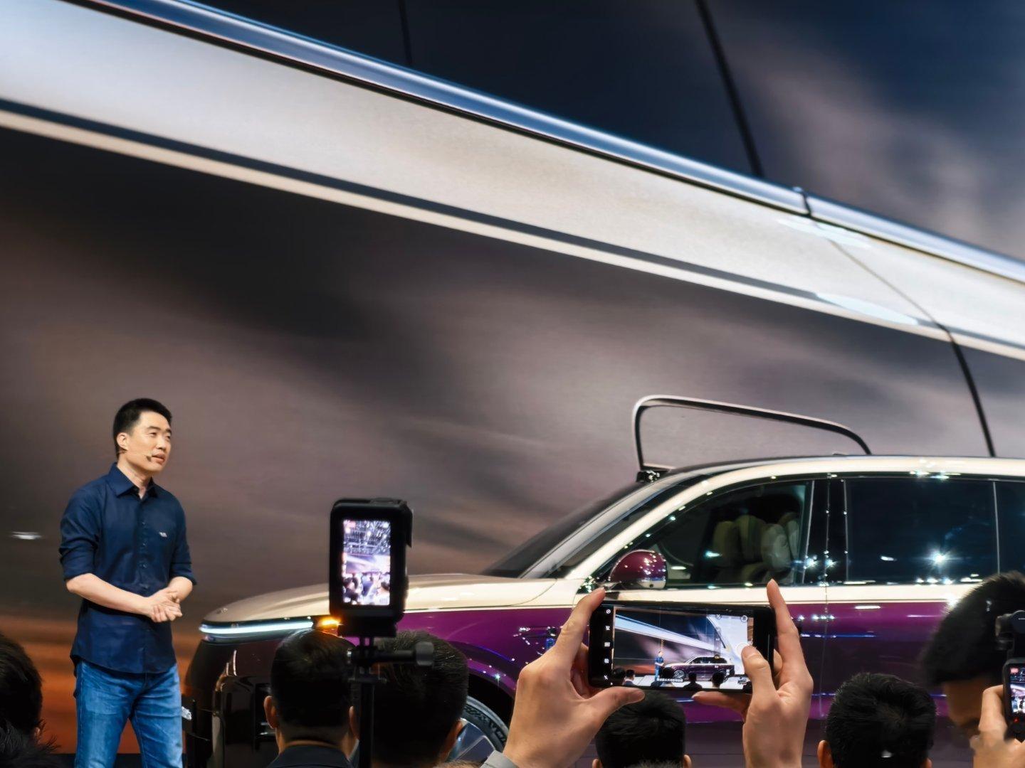 车展现场被全新理想L9 Livis狠狠拿捏！前悬缩短、后悬加长，车身比例更舒展，