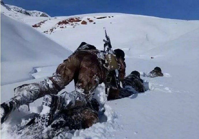 这是一幅真实画面：边防官兵风雪巡查，踩着战友后背前行。军人的肩背，是战友攀登的人