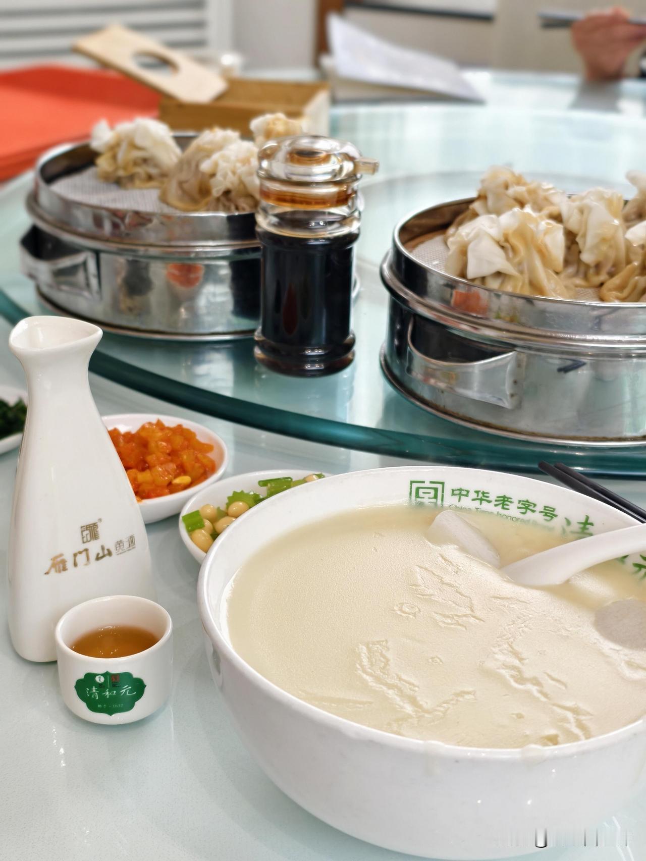 大年初二我怼了饭桌上不让外甥女吃饭的姨夫
过年在饭桌上，我毫无意外怼了坐在对面的