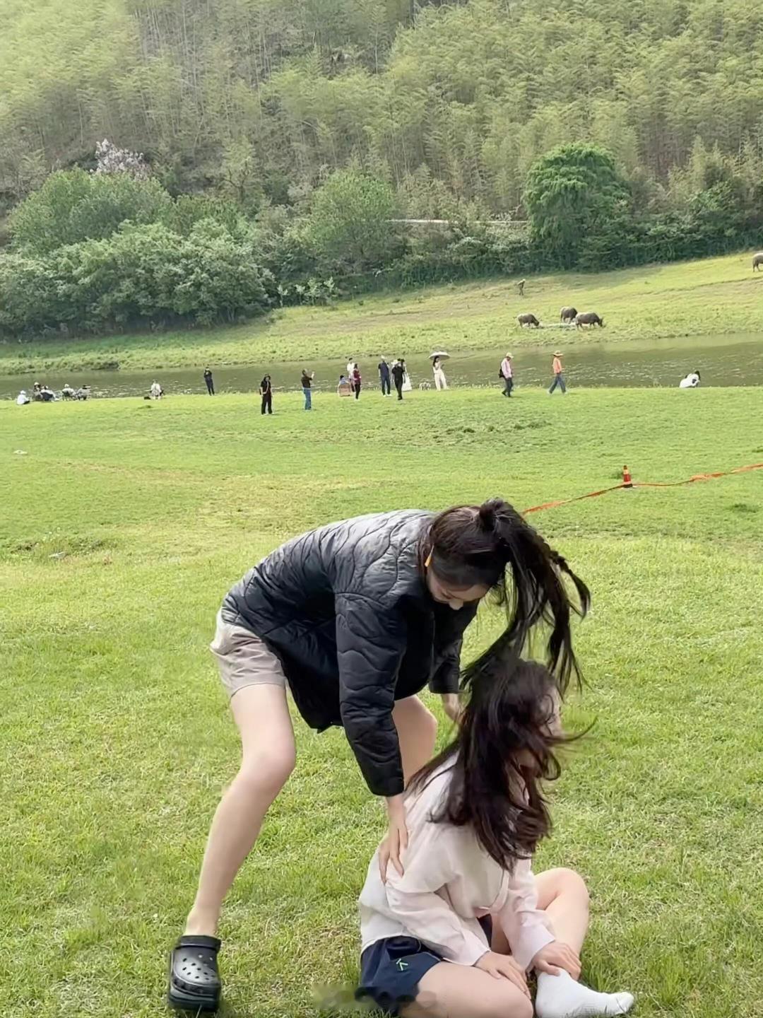 小婉管乐打起来了小婉管乐互扯头发 小婉管乐神仙姐妹情，你看她俩玩儿的多好哇 ​​