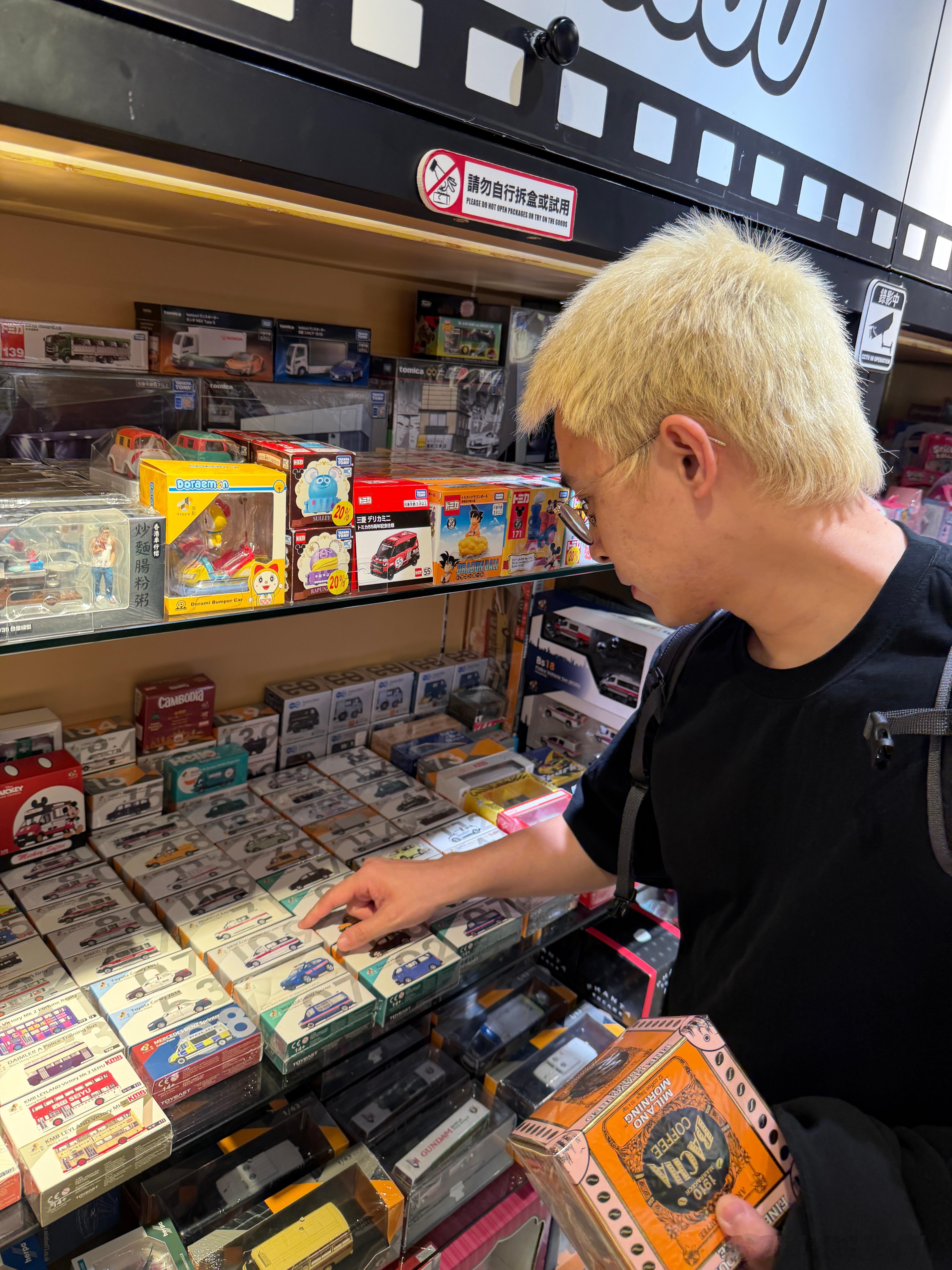 如果你的男舍友走着走着转头不见了你去卖汽车模型的店找，准能找到人！！！汽车模型日