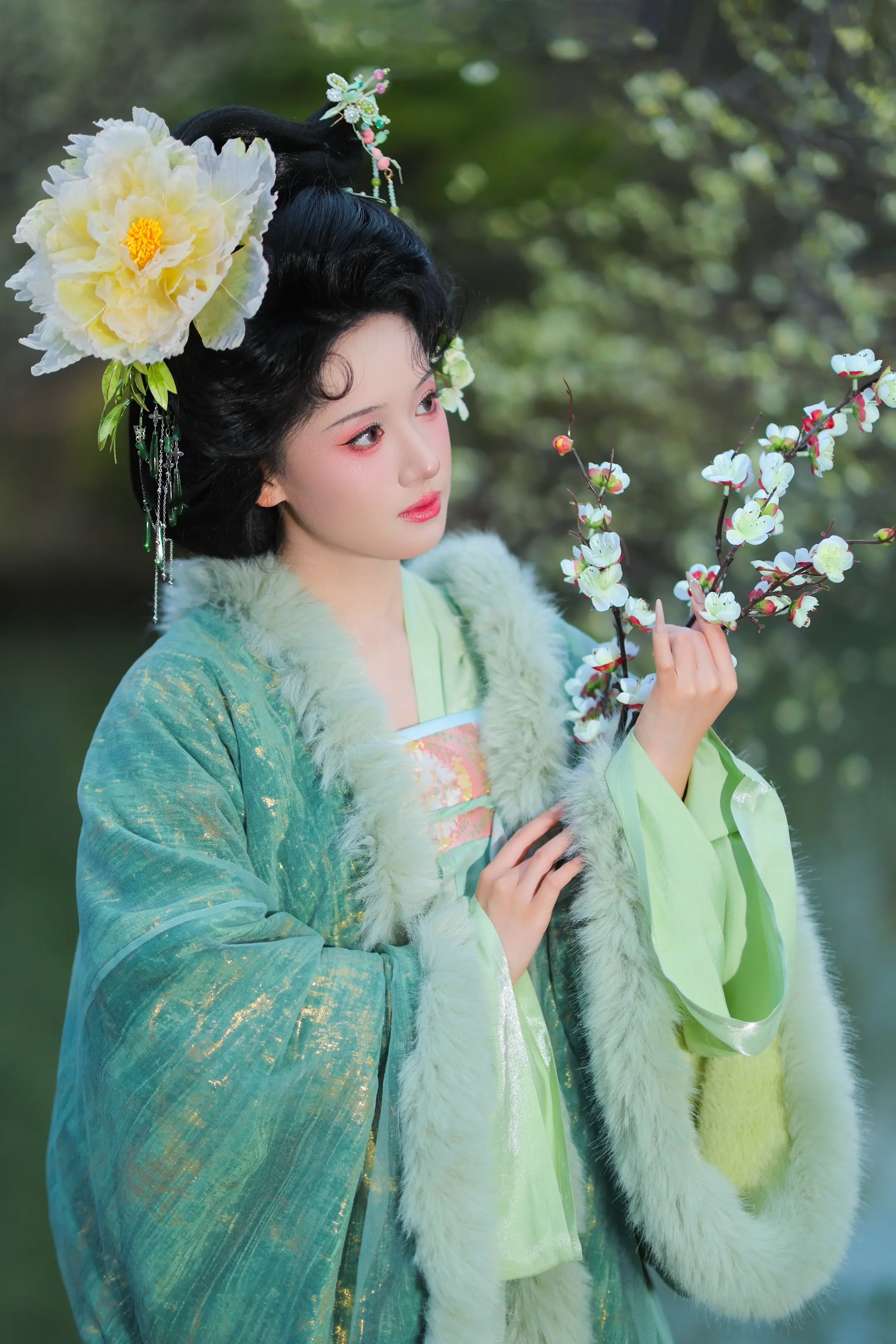 前生绿萼，今谪红尘。