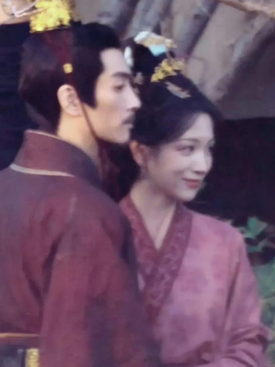 秦谜 陈晓和代露娃同框路透 