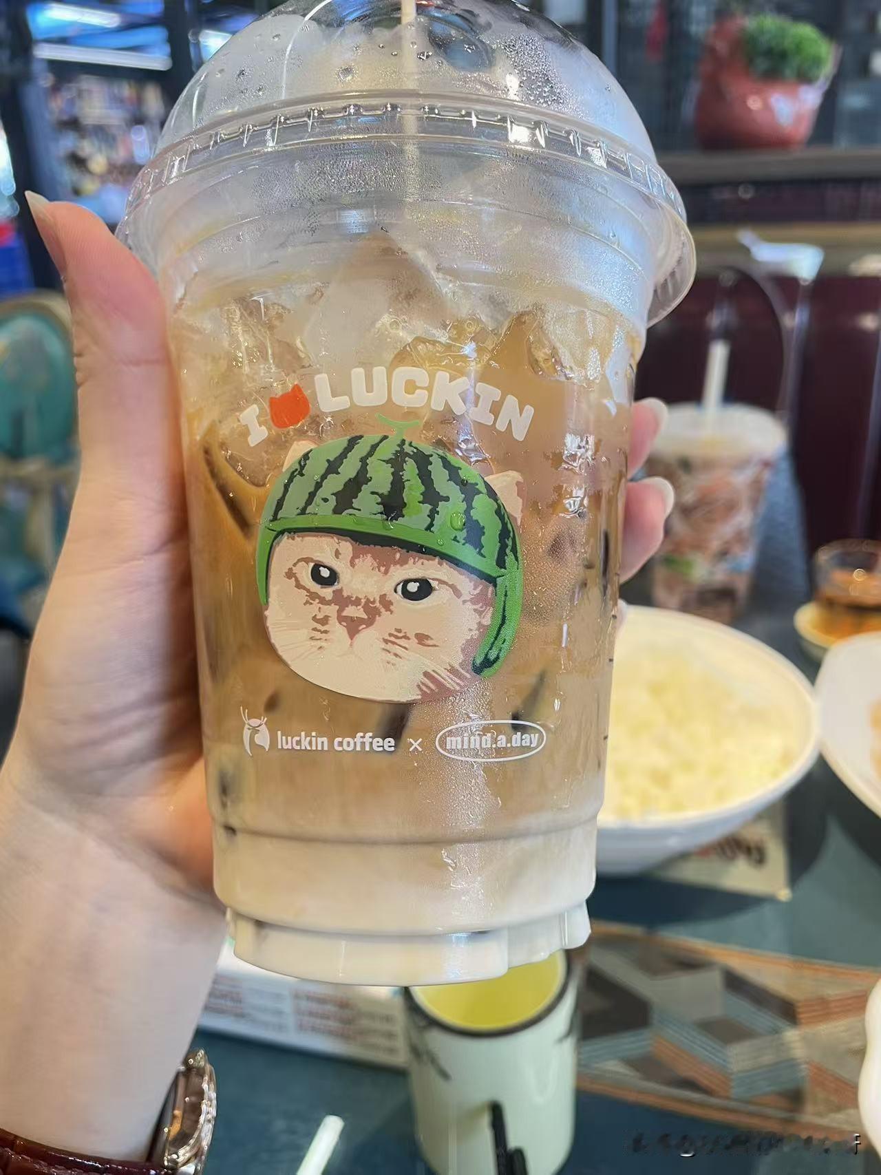 你们知道为什么现在的年轻人存不下钱吗？

哪里有奶茶店开业，马上买，必须得尝一尝