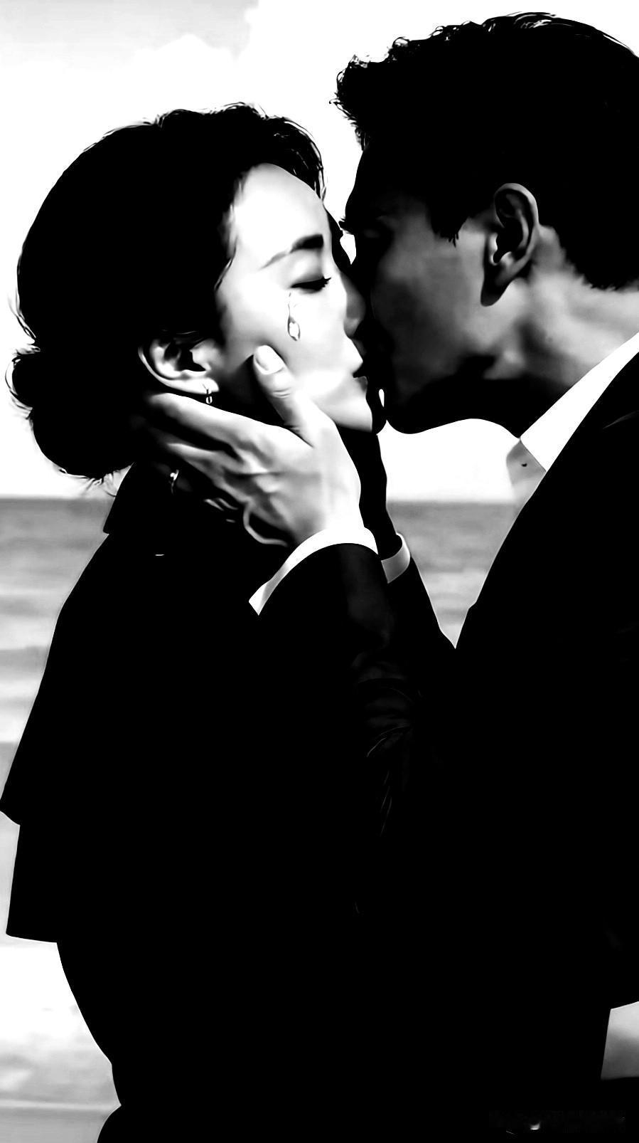 30年夫妻一旦心渐行渐远了，就再也回不到从前了。有些夫妻过着过着就散了，有些虽然