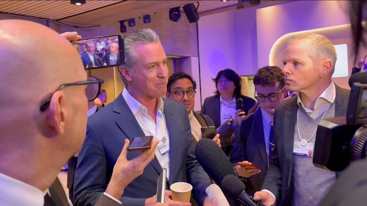 加文．纽森谈特朗普：
这家伙简直是在愚弄别人。这不是外交手段，而是愚蠢。他就像一