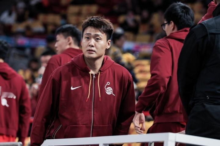 中国男篮提交的今晚与韩国队第二场世预赛的名单中没有赵睿。这意味着赵睿将不会出战今