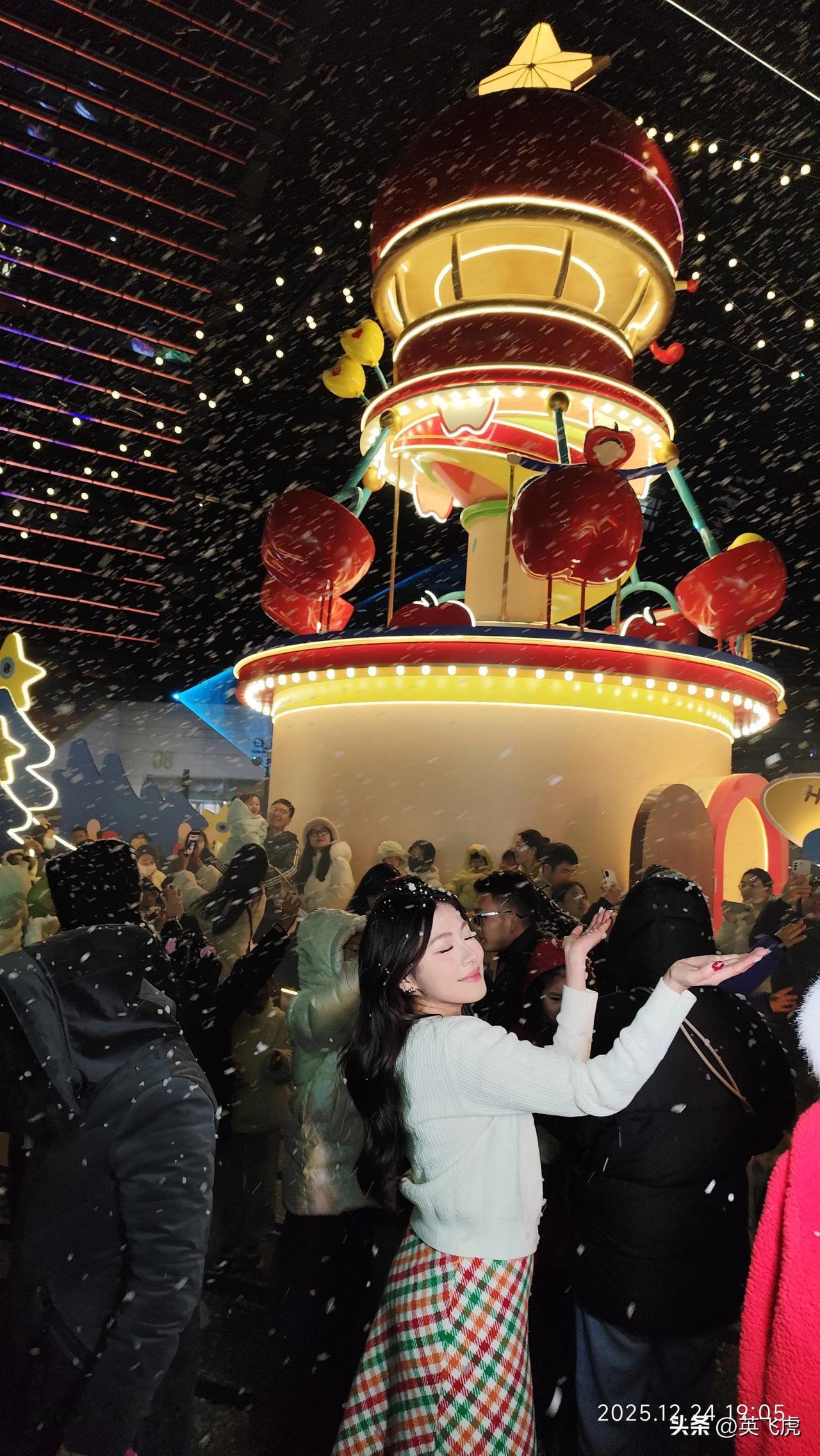 常州市民广场
平安夜的欢乐场景[呲牙]