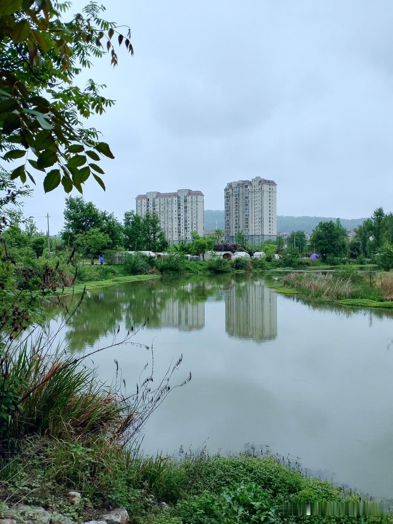 上联：山清水秀天地美
下联：鸟语花香气象新
横批：春回大地
