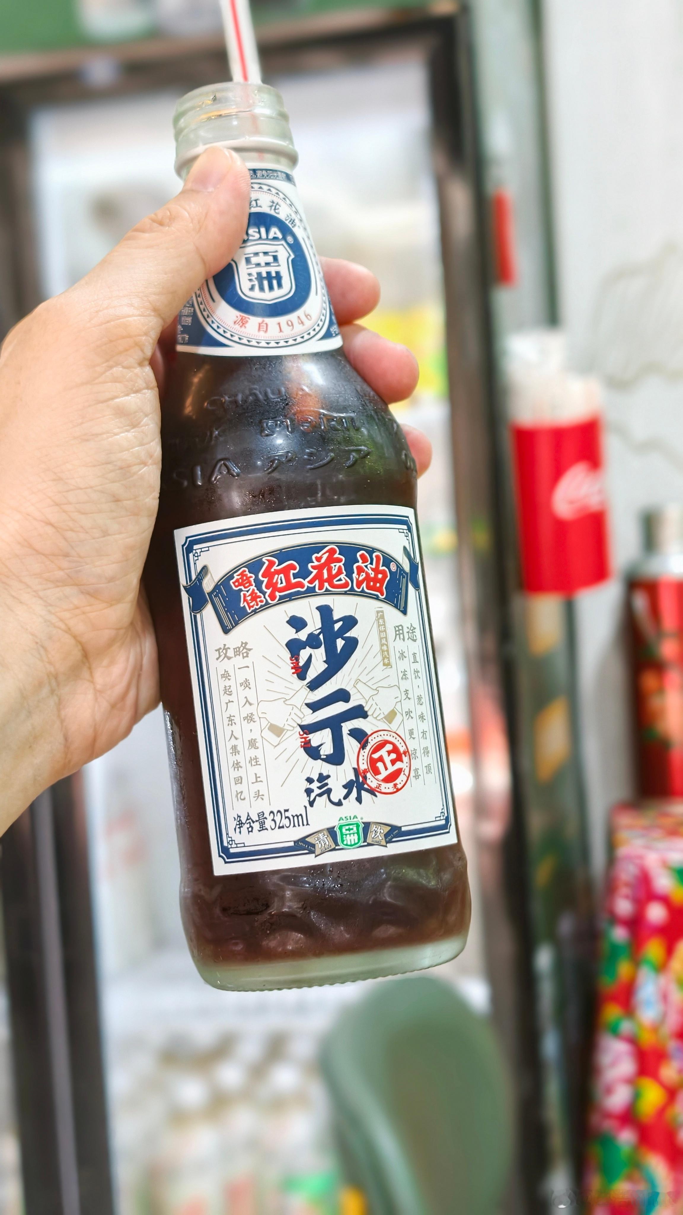 风油精+可乐的沙示，第一口很猎奇，越到后面越不错。 