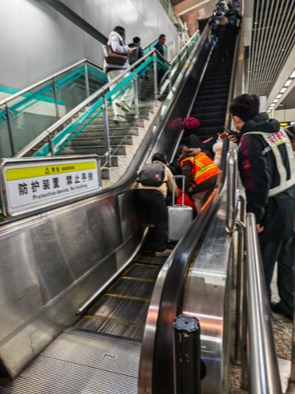 广州地铁文化（52）

在广州地铁站的自动扶梯上，仍常常看到有乘客从左边快速上下