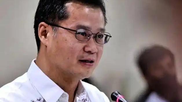 截止10月1日，菲律宾参议长加查利安完全延续了他一贯“两头通吃、躲在幕后控场”的