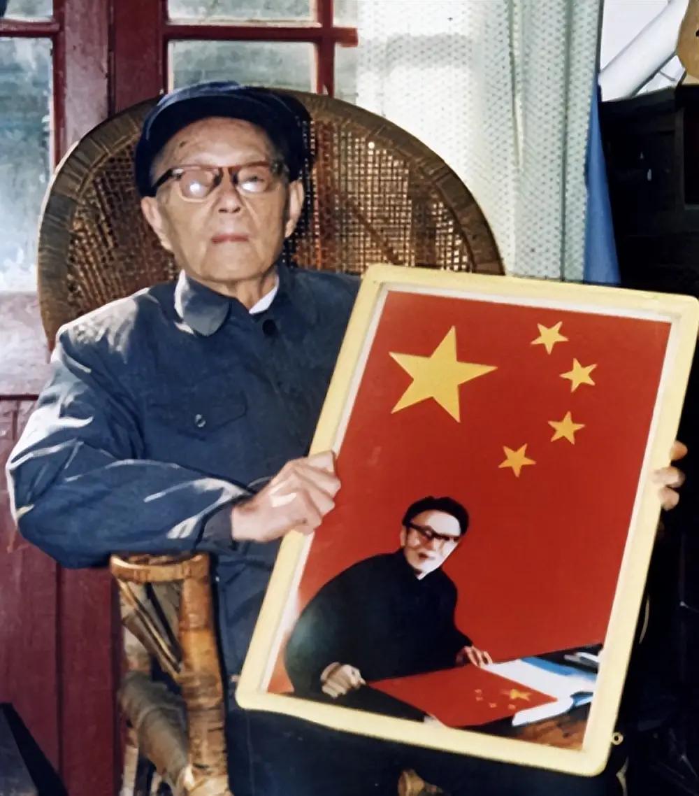 距离开国大典只剩最后7天，新中国的国旗还没定下来。
 
很多人可能不知道，当时朱