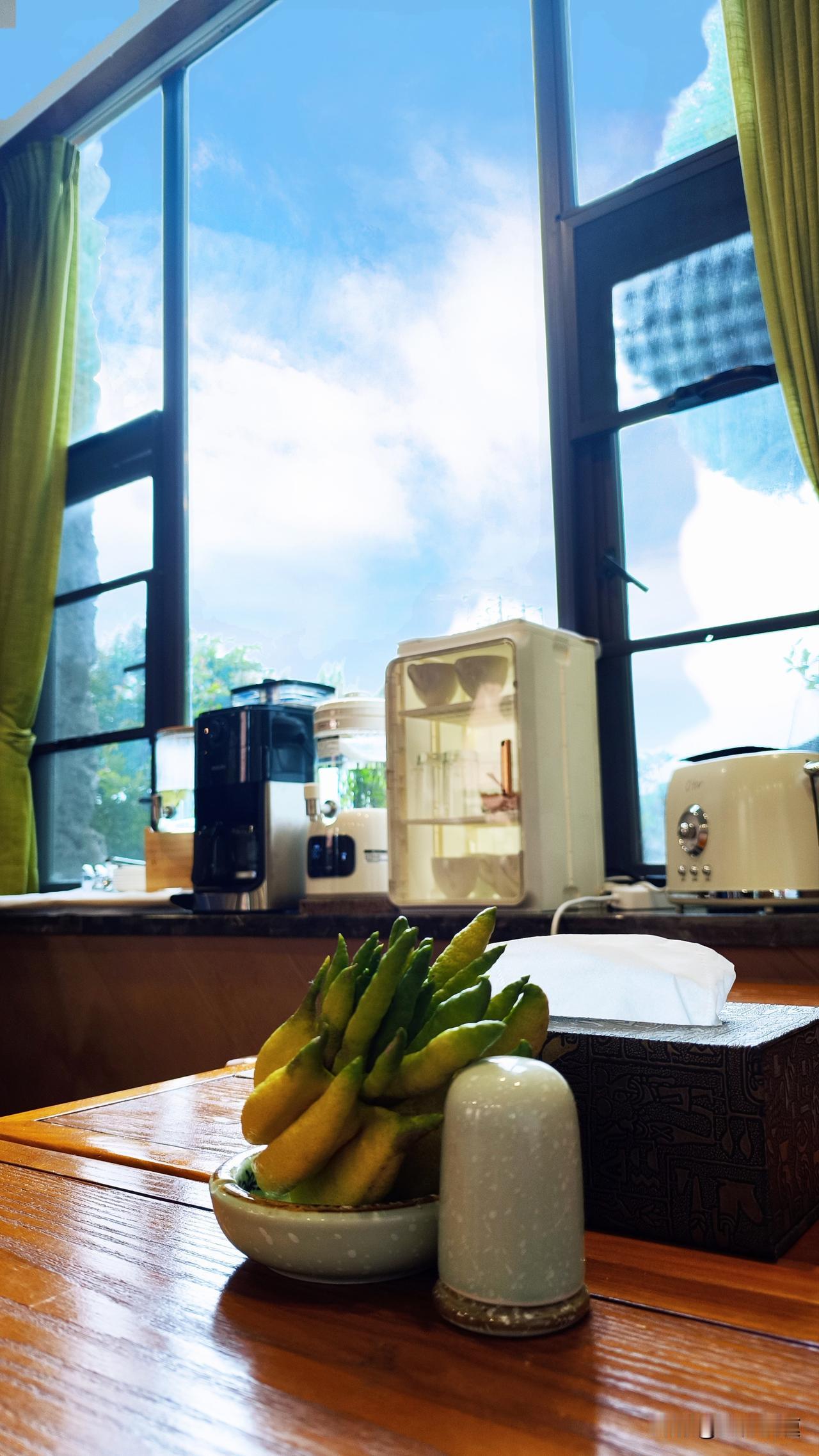 去丽江旅游，和民宿老板聊天让我感触颇深。我们眼中丽江的宁静、雪山的美，在他们看来