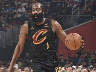 哈登上半场8投4中，三分3中1得到10分1篮板2助攻