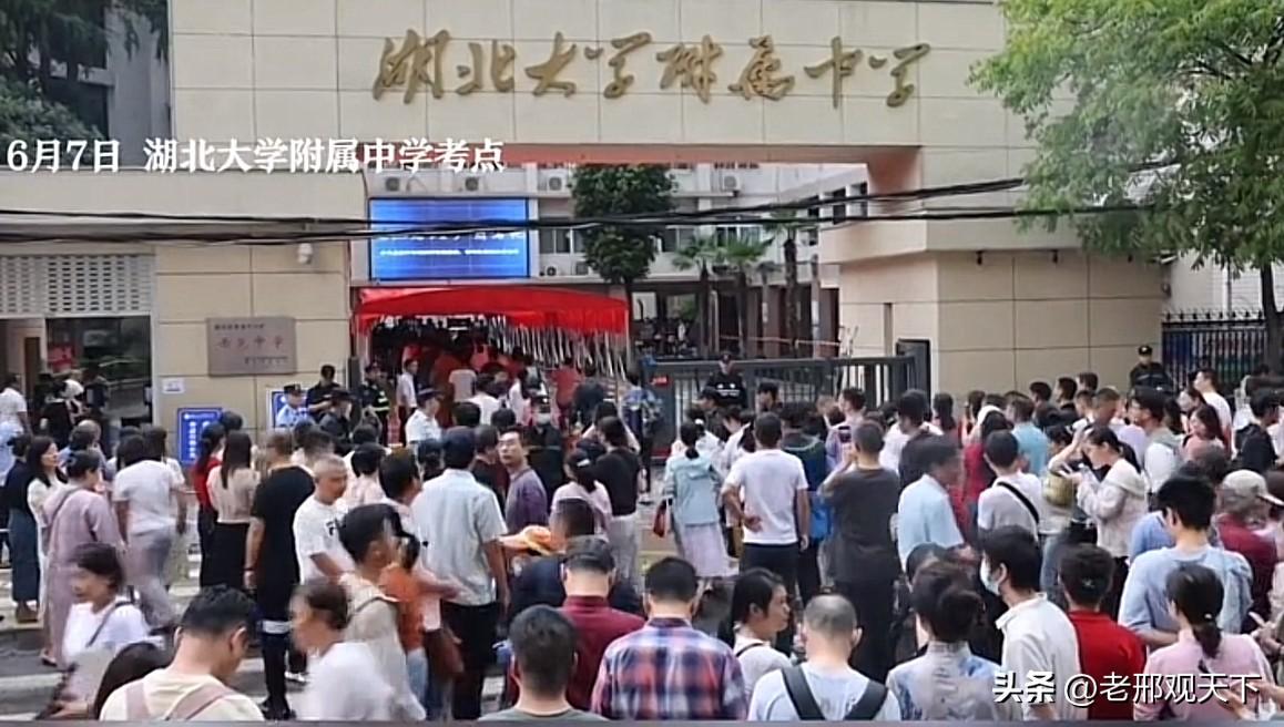 现在把高考太当回事了。
我84年参加高考的，父母根本就不管，走6里路，自己到马路
