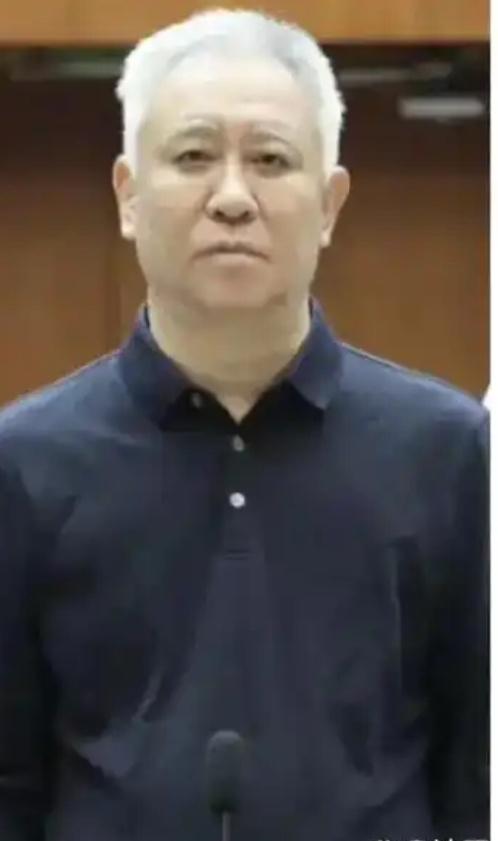 谁是人？谁是鬼？
人怎么变成鬼的？
鬼怎么变成人的？