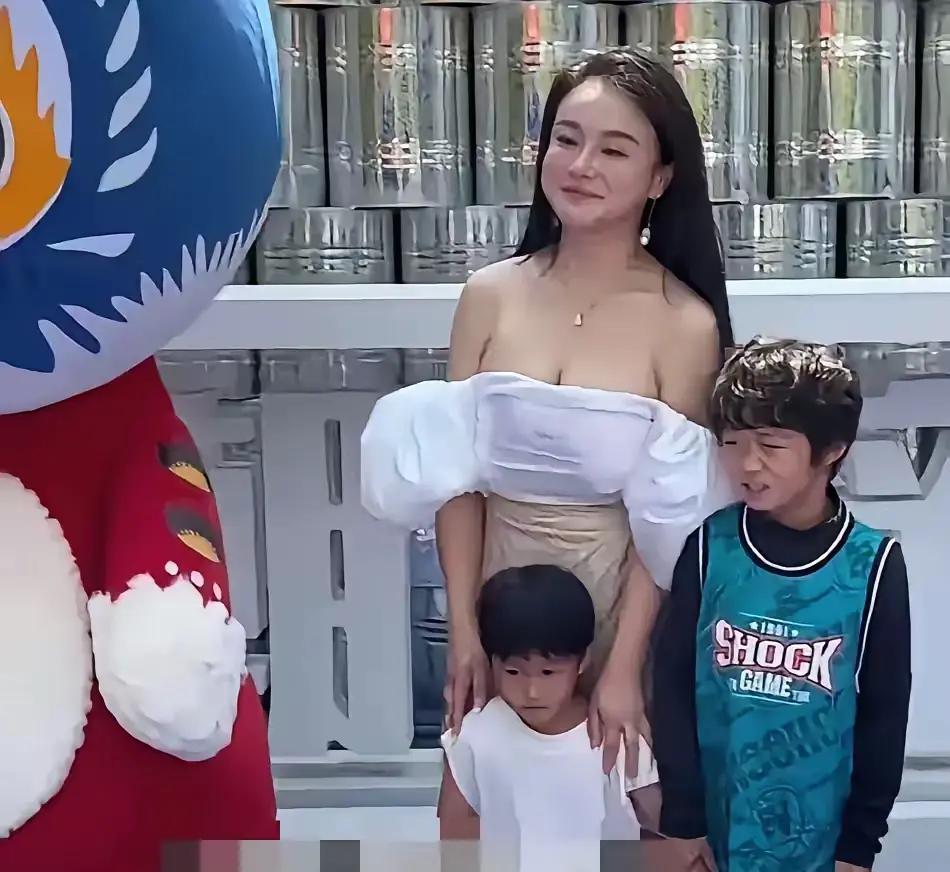 从冉莹颖参加个亲子活动，穿这样的裙子就可以看出来，这智商做小生意可以，想要成为女