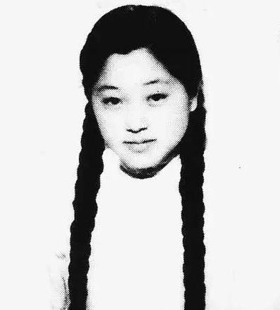 1968年，物理学家钱三强被下放到陕西，一天，他下地干活，转头看到一个女人佝偻着