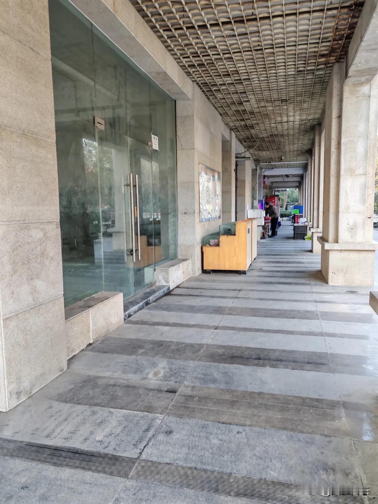 当年花巨资买下的商铺，如今砸手里了，每月倒贴800，到底该不该割肉？

真服了，