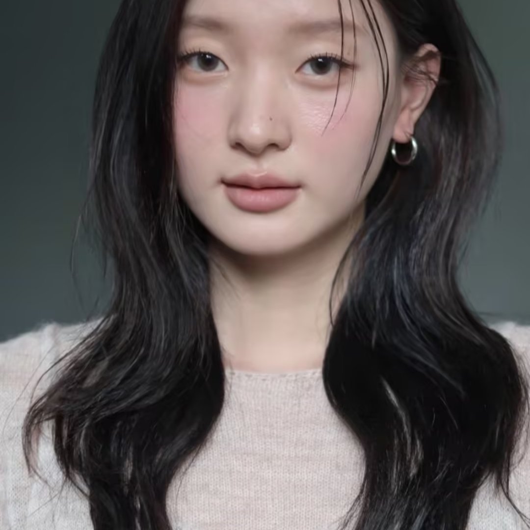 清新裸妆VS浓郁妆效，妆容思路，整体妆容以皮肤质感和腮红晕染，为重心色系是带点灰