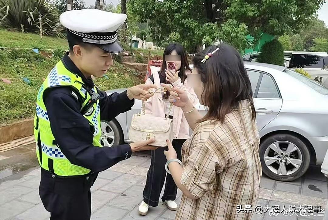 这民警帮游客找回背包的事儿，实在太暖心啦！[心][心][心]
6月12日，有外地
