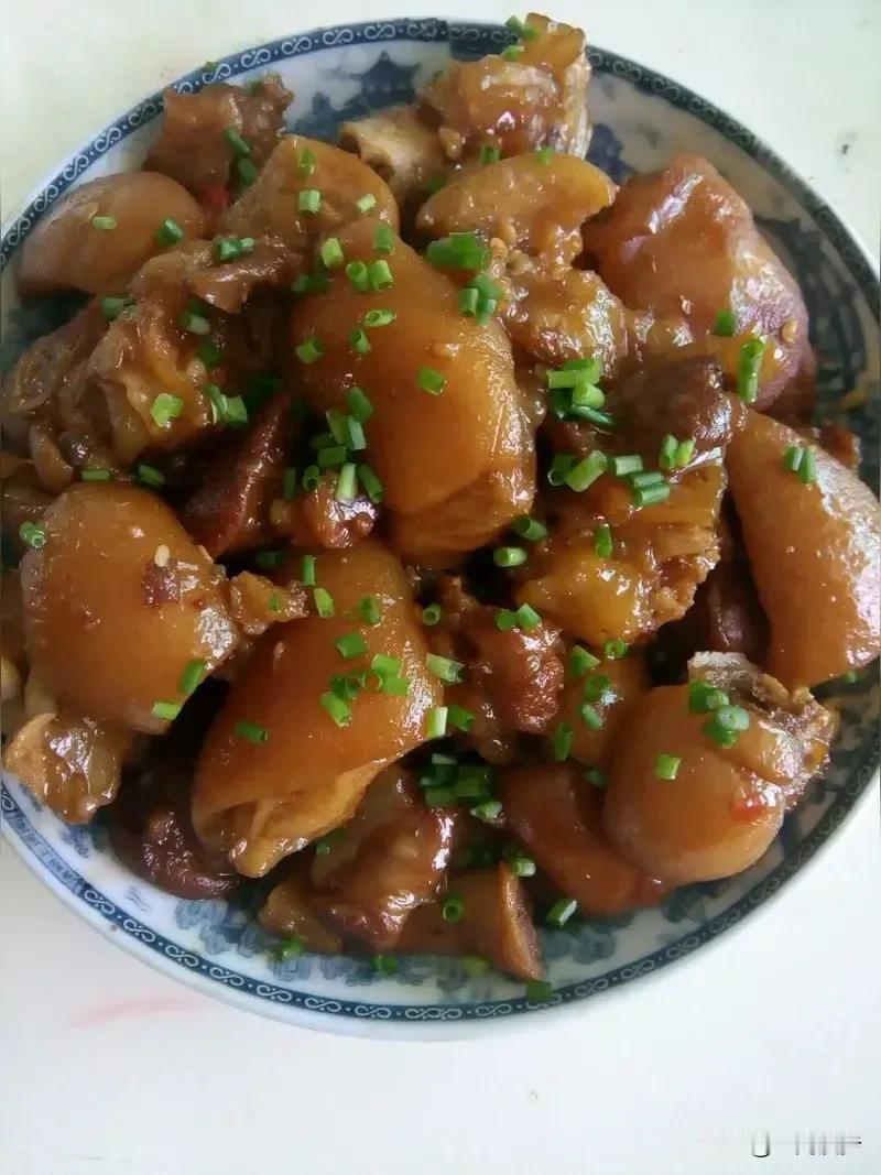 周日，我和好朋友去一家新开业的饭店聚餐……忽然眼前一亮，只见菜单上有一道菜名为中