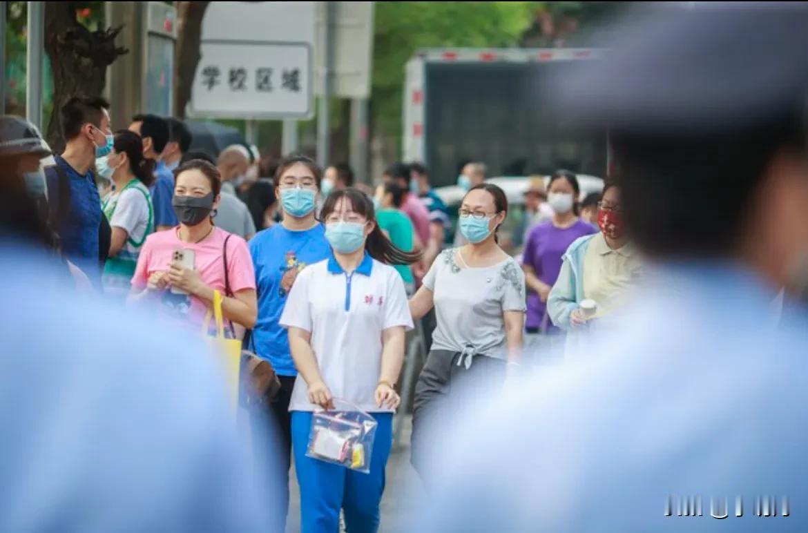 说出来你可能不信
我有一个同学
他记性特别好
好到什么程度呢？
他地理
语文
历