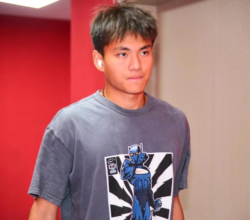 博主“一丝口”发布了在U23亚洲杯小组赛末轮赛后拍摄的一段视频。赛后部分中国记者