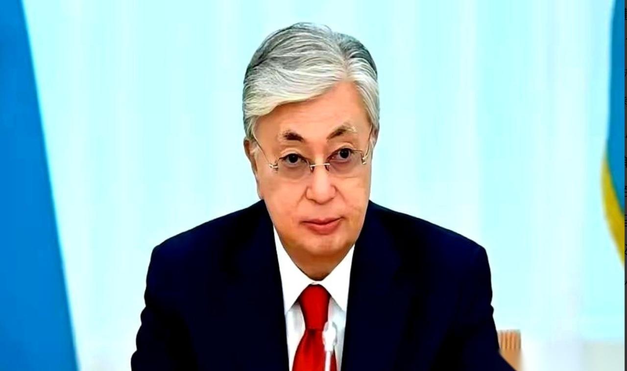 哈萨克斯坦的石油，有个毛病。家门口就是全世界最大的买家——中国，但它偏要把八成的