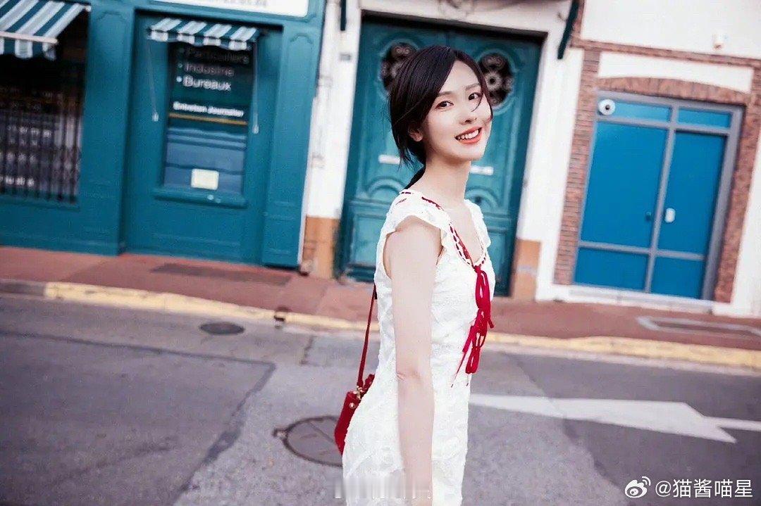 陈都灵年纪轻轻就开始戴假发了嘛？ ​​​