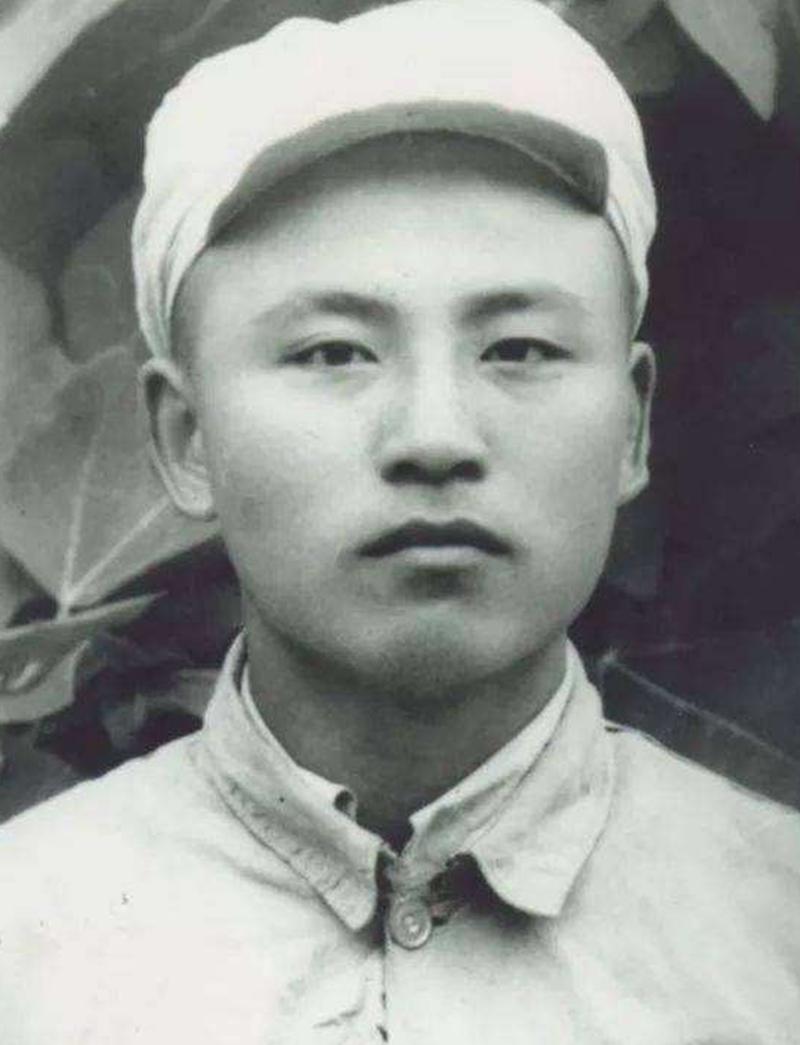 1950年，三野副司令粟裕进京公干，偶遇李克农。李克农上前问：“粟裕同志，你别瞒