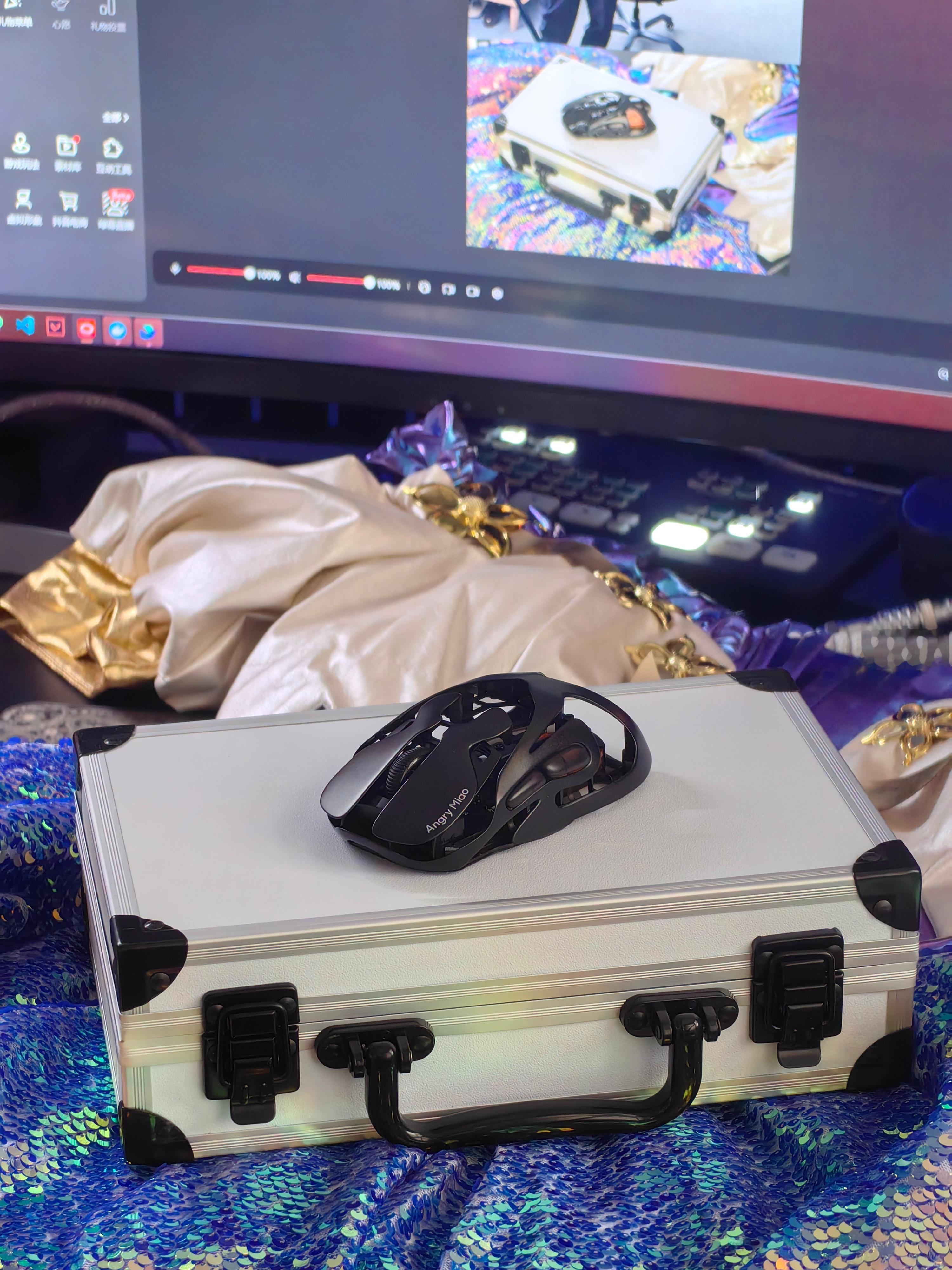 今天晚上直播 AM 鼠标的 QA 哈。八点到十点。 coser 准备好了，不是我