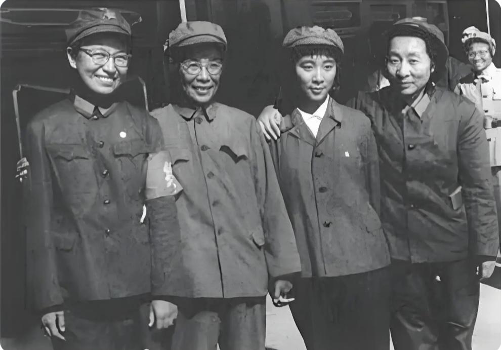 分享一张珍贵的老照片