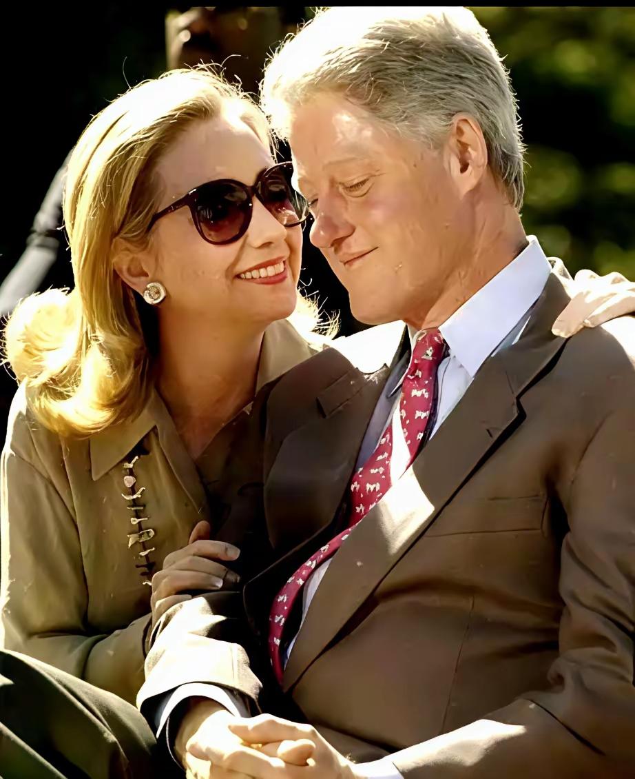 有一说一，曾经的希拉里，是真的爱克林顿！
为何？眼神骗不了人！
就算是50岁了，