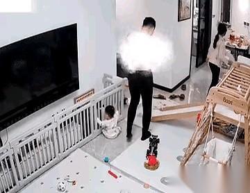 一声闷响，半人高的柜子直挺挺砸下来，灰尘呛得人睁不开眼。
孩子就在底下，一声没吭