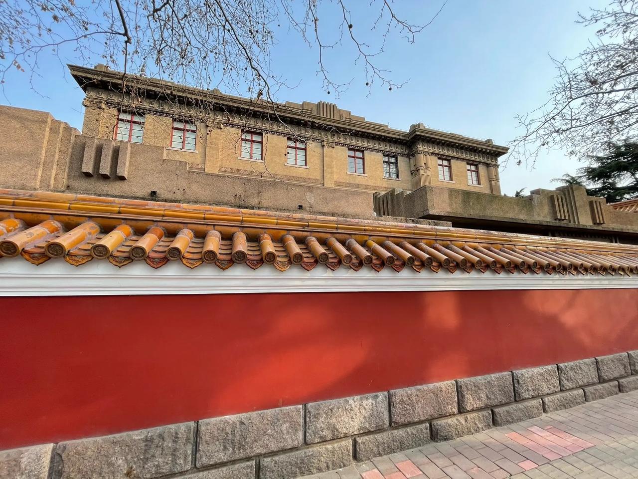 于海青：为何说青岛鱼山路网红墙值得打卡？ 2023年的一天，我不知不觉又走到了龙