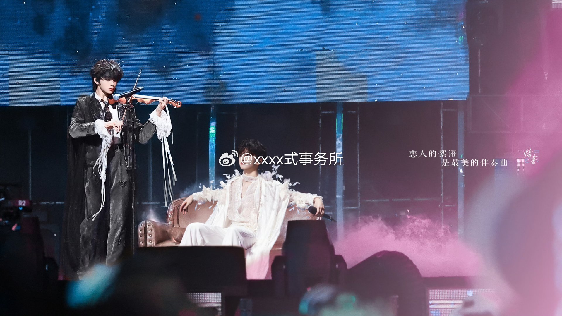 穆祉丞演唱会蓝粉海灯牌穆祉丞演唱会一眼望去是一片蓝粉的海洋，lmp 整齐点亮蓝粉