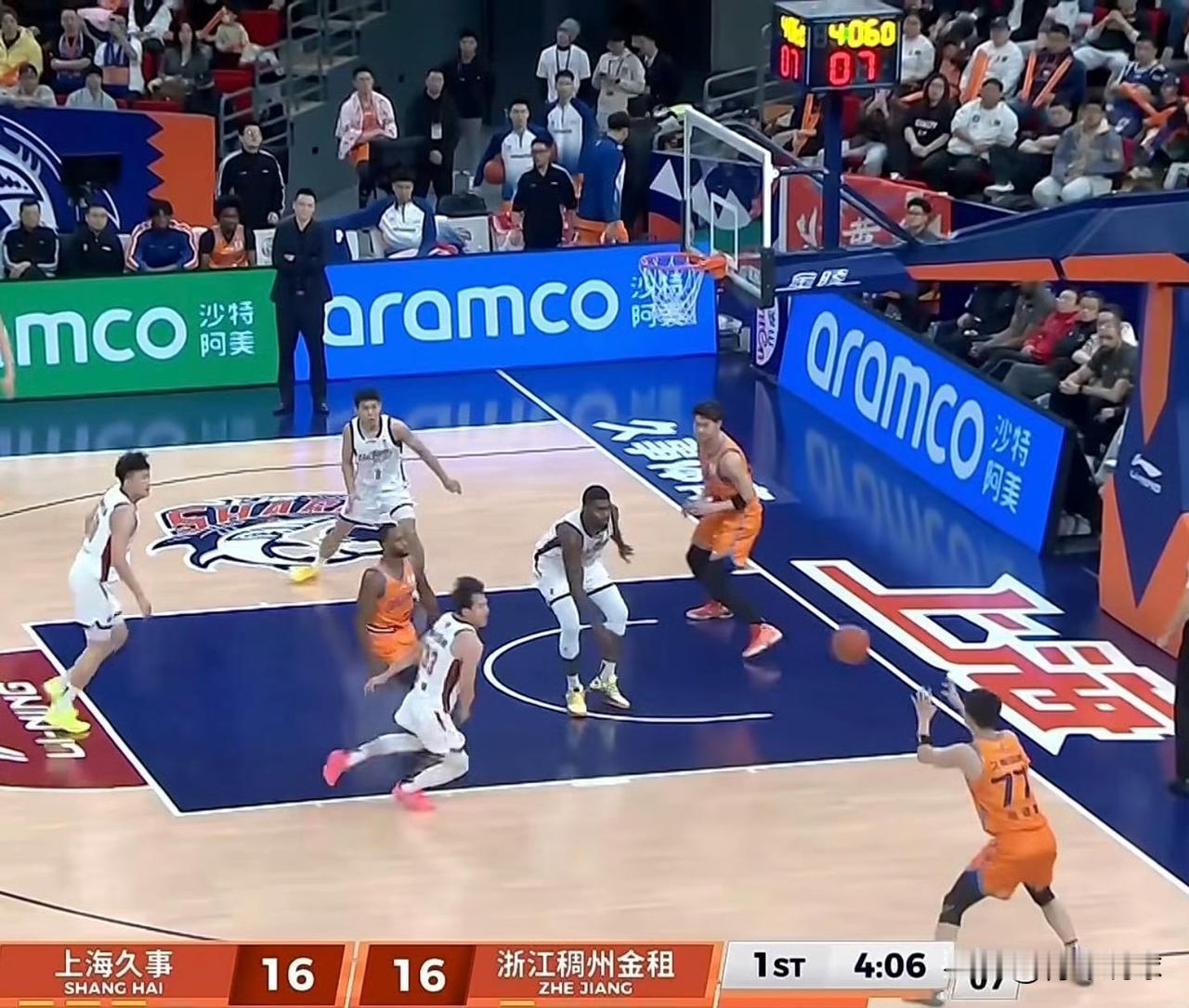 还得是老队友啊！

今天晚上上海男篮对阵浙江男篮的比赛，张镇麟继续首发出战。尴尬