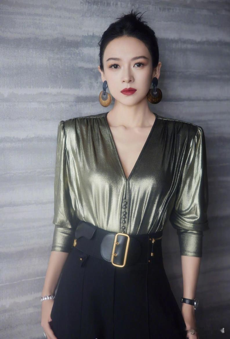 章子怡能成为华语影坛标志性的大满贯影后，离不开一众顶级知名导演的打磨与提携，她的